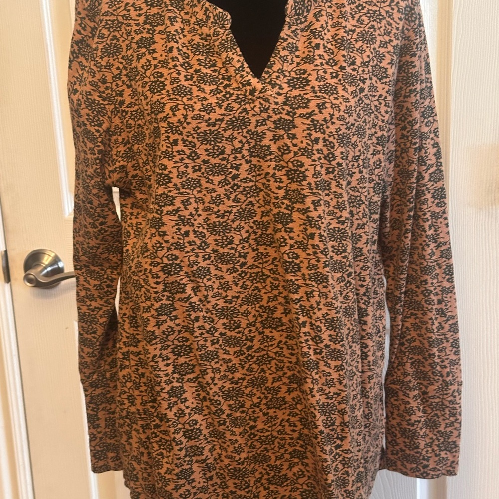 Aventura Women's Top in Black and Tan Floral